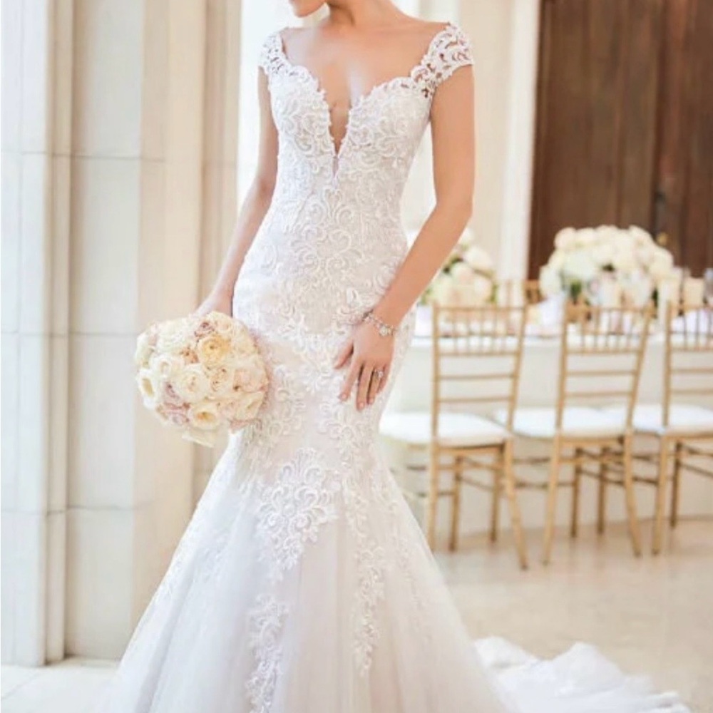 Stella York Ivory Lace Wedding Dress - Picture 1 of 3